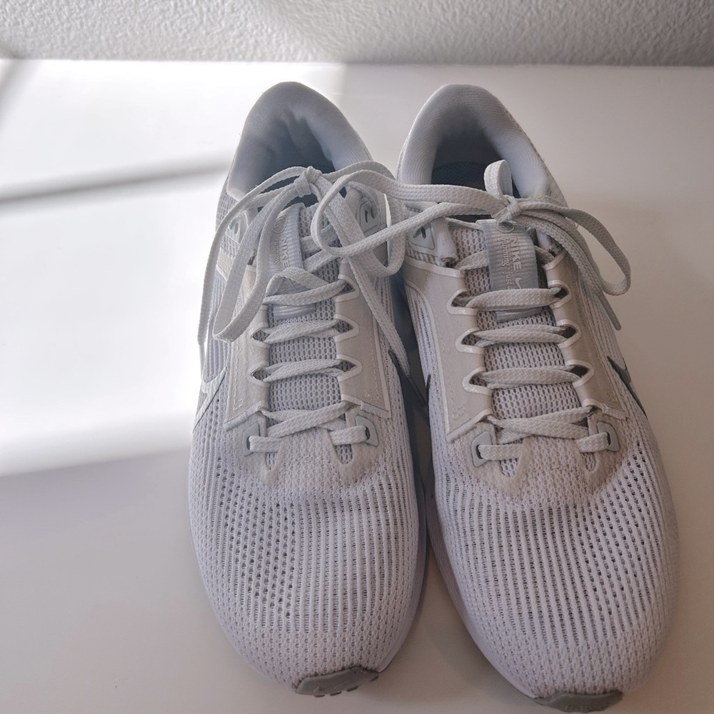 Women’s white Nike Pegasus 40 shoes size 8